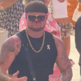 Qui est « Ibiza Final Boss », le fêtard britannique devenu une star grâce à sa coupe de cheveux déjantée ?