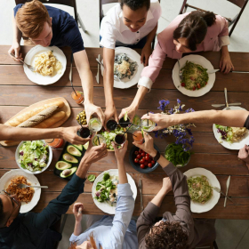 Pourquoi avons-nous cette étrange habitude de critiquer après un dîner ?