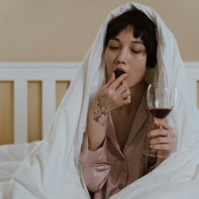 C’est prouvé : consommer du chocolat, du café et du vin rouge permettrait de vivre plus longtemps (et ça nous arrange bien !)