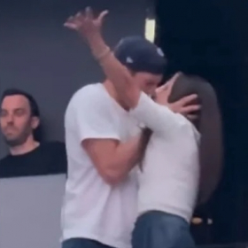 Après des rumeurs de divorce, Ashton Kutcher et Mila Kunis vus fous amoureux au concert des Backstreet Boys