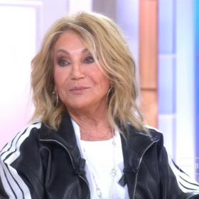 "On devient fou" : Sheila raconte l’enfer des rumeurs transphobes qu'elle a subi et prend la défense de Brigitte Macron