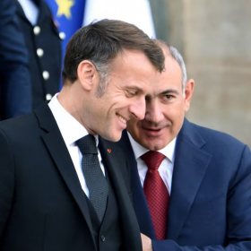 Pourquoi Emmanuel Macron a chanté La Bohème en Arménie : le détail qui donne tout son sens à la vidéo déjà virale