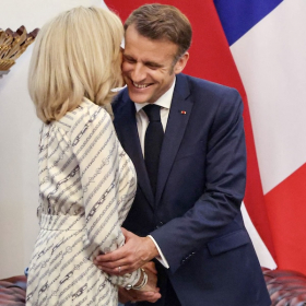 Brigitte et Emmanuel Macron : une photo complice à Hanoï après la polémique