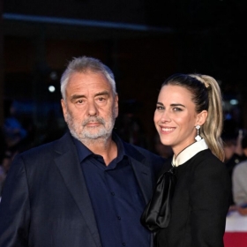 Luc Besson et Sarah Saldmann officialisent leur relation amoureuse à Rome : le couple s'affiche main dans la main sur le tapis rouge