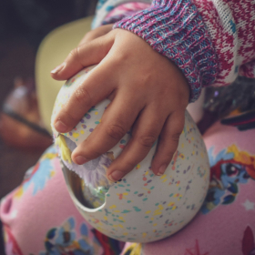 À 6 ans, elle parvient à alerter discrètement la police avec ce geste de la main et à sauver toute sa famille