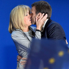 Emmanuel Macron enlacé par Brigitte à l’Élysée : un cliché jamais vu du couple présidentiel