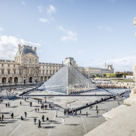 Vol spectaculaire au Louvre : des bijoux impériaux dérobés en sept minutes, les suspects toujours en fuite