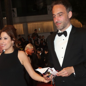 Raphaël Glucksmann, père avant tout : ces petits chaos familiaux qu’il assume pleinement