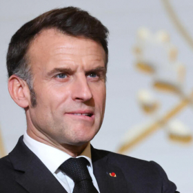 Emmanuel Macron en Inde : cette "fille de" artiste au succès fulgurant crée la surprise dans sa délégation