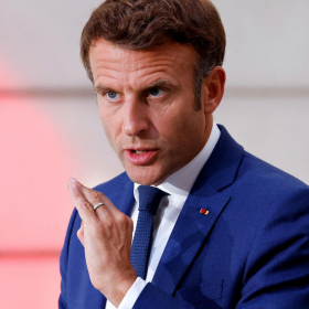 "Un enfant roi" : le jugement implacable de François Hollande sur Emmanuel Macron