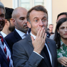 "Brigitte va être jalouse !" : deux Brésiliennes enlacent Emmanuel Macron, la vidéo TikTok devient virale