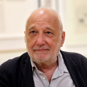 Drogues, alcool, enfance cabossée : les fêlures qui se cachent derrière les nombreux succès de François Berléand