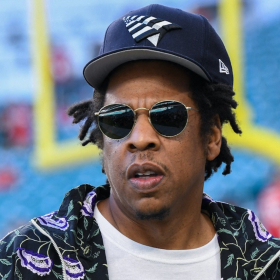 Jay-Z fasciné par une mystérieuse inconnue sous les yeux de Beyoncé ? La vidéo qui fait scandale