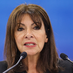 “Bravo Emmanuel et vivre Paris !” : le geste d’Anne Hidalgo qui a marqué la soirée de victoire