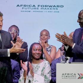 Applaudi sur place, critiqué en ligne : pourquoi le recadrage d’Emmanuel Macron au Kenya divise autant