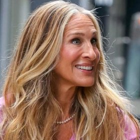 Sarah Jessica Parker n’a jamais regardé Sex and the City : cette révélation qui étonne les fans