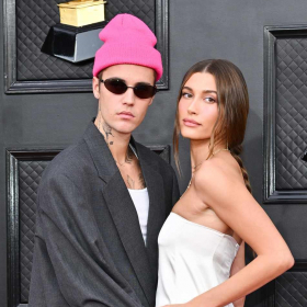 Hailey Bieber cède sa marque pour un milliard de dollars : les dessous d’un rachat historique