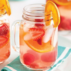 La recette de la sangria rosé maison, la boisson qui sera la star de tous les apéros estivaux