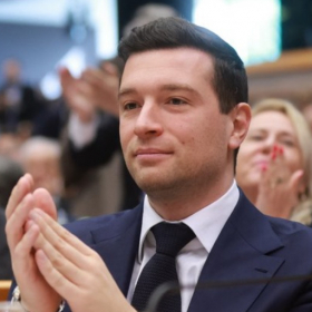 Jordan Bardella officialise sa relation : ce qu’il révèle vraiment sur sa vie privée sous pression