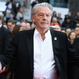 Au cœur du drame, il y a Loubo : ce détail sur le chien d’Alain Delon qui a déclenché la polémique