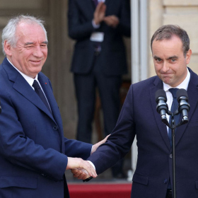 « Mon aide vous est acquise », promet François Bayrou à Sébastien Lecornu lors de la passation de pouvoir