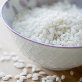 L'astuce de cuisine étonnante qui divise les calories du riz par deux