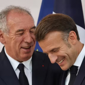 Emmanuel Macron estime que François Bayrou peut tenir jusqu’en 2027 et exclut toute nouvelle dissolution