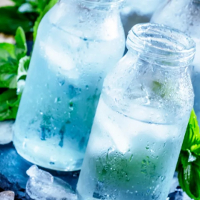 Le conseil surprenant pour refroidir une bouteille sans frigo ni glaçons (et ça marche vraiment !)