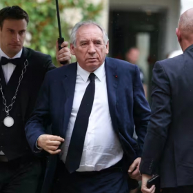 « Je trouve la démarche d'Olivier Faure, qui veut devenir Premier ministre, pas très cohérente », tacle François Bayrou