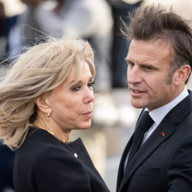 « Vouloir empêcher de restaurer la vérité » : Emmanuel Macron défend son épouse face aux rumeurs