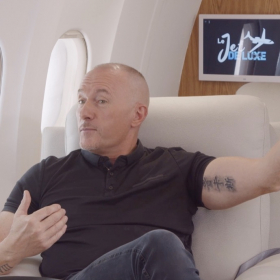 "Je vais te défroquer !" : Pascal Soetens explose de colère chez Jordan de Luxe et menace physiquement l’animateur