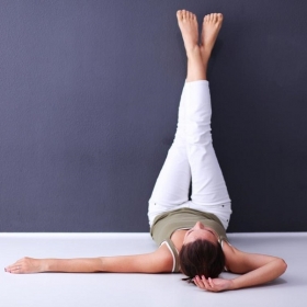 Pourquoi lever les jambes contre un mur tous les jours peut vous faire autant de bien qu'une séance de sport