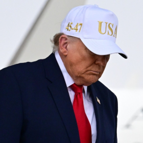 « Enlève cette casquette ! » : Gavin Newsom s’en prend violemment à Donald Trump après l’hommage aux soldats morts en Iran