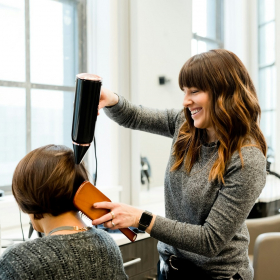 Voici la coiffure qui grossit les joues selon les coiffeurs