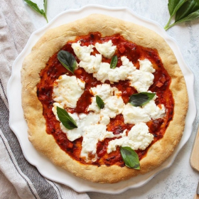 La recette de la pizza maison tomate, burrata et basilic