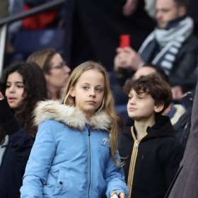 "Gestuelle de bombasse", "nombril à l’air" : à 13 ans, Giulia Sarkozy est la cible de vives critiques sur les réseaux sociaux