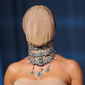 Kim Kardashian méconnaissable au gala de l’Academy Museum : son look intégralement masqué fait le buzz