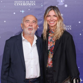 Gérard Jugnot met les choses au clair sur sa compagne : “elle n’a pas quinze ans non plus”