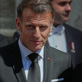 Brigitte et Emmanuel Macron à Rome : combien coûte vraiment une nuit dans l’hôtel choisi avant leur rencontre avec le pape ?