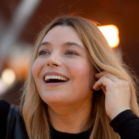 Accusée d’avoir évincé Slimane et Vitaa, Santa brise le silence : ce qu’elle révèle enfin sur le Téléthon