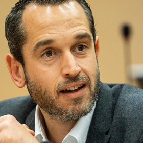 « Il n’est pas question de laisser des villes à la droite » : Pierre Jouvet ouvre la porte à des alliances PS-LFI dans plusieurs villes clés