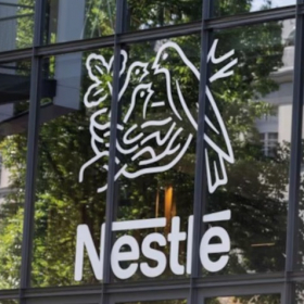 Nestlé en crise : l’action dégringole après le licenciement de son directeur général lié à une liaison secrète