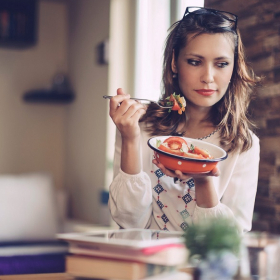 Pourquoi vous devez arrêter de manger devant votre ordinateur