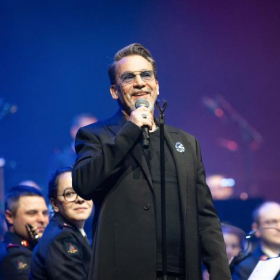 "Sinon je ne serais pas là" : Florent Pagny reprend le micro en 2025