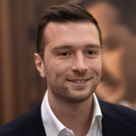 Elle a survécu à un choc terrible : qui est vraiment la femme qui accompagne aujourd’hui Jordan Bardella et dont tout le monde parle ?