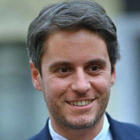 « C’est qui sur la photo ? » : le cliché de Gabriel Attal qui intrigue énormément les internautes