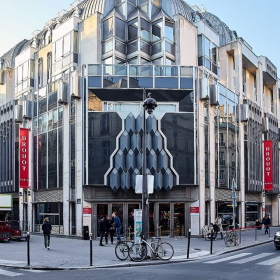 Un repas privé avec François Hollande, une journée de tournage avec Franck Dubosc... : des expériences humaines inédites mises aux enchères à Paris