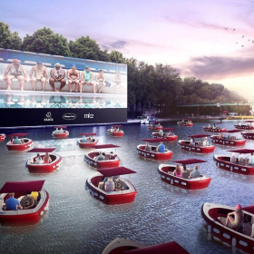Une séance de cinéma sur l'eau est organisée pour le lancement de Paris Plage