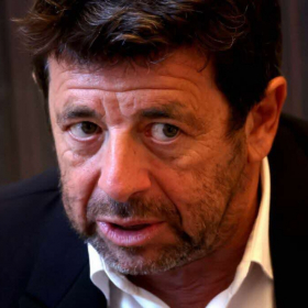 « Bruel ! Violeur ! » : pourquoi ce slogan lancé au théâtre est juridiquement sensible