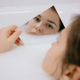 5 erreurs qu'on fait tous quand on se nettoie le visage (et qu'il faut absolument éviter !)